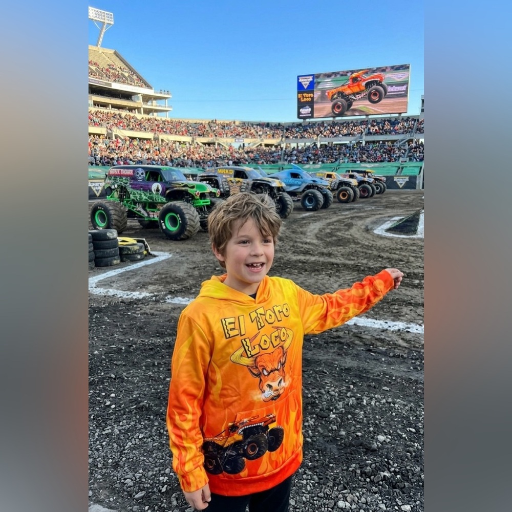 🔥 Ready to Rumble with El Toro Loco! 🔥El Toro Loco Orange Gradient Hoodie SZ 7/8